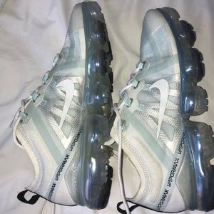 blue and white nike vapormax